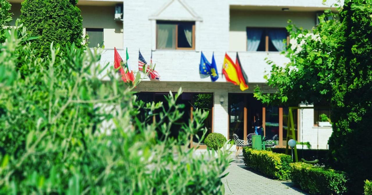 Hotel Ambasador Garden เลเจอ ภายนอก รูปภาพ